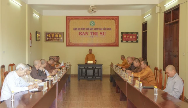 Thượng tọa Thích Quảng Hiền chủ trì buổi họp