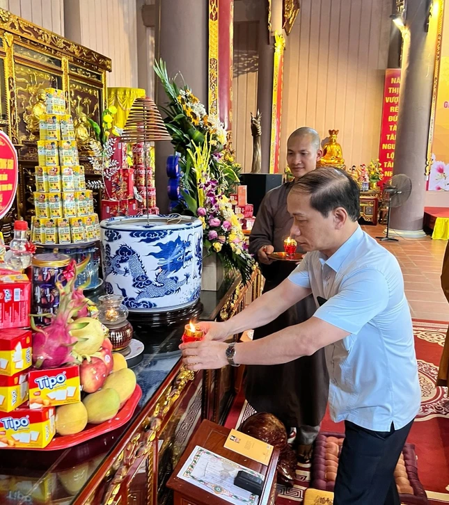 Ông Phạm Tất Thắng, Phó Trưởng ban Thường trực Ban Dân vận T.Ư dâng hương tại chùa Linh Quang