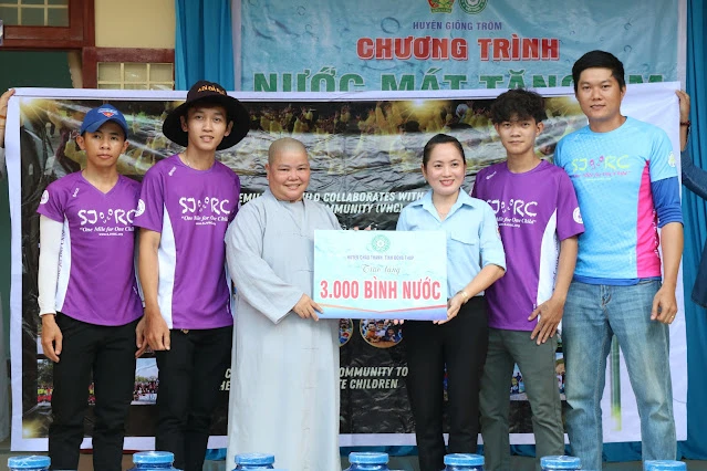 Hội Người chạy bộ VN đã trao tặng 3.000 bình nước tinh khiết cho các em học sinh