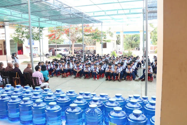 Quang cảnh buổi trao nước uống cho học sinh