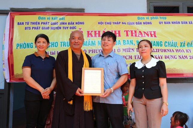 Hòa thượng Thích Chơn Tịnh nhận thư cảm ơn