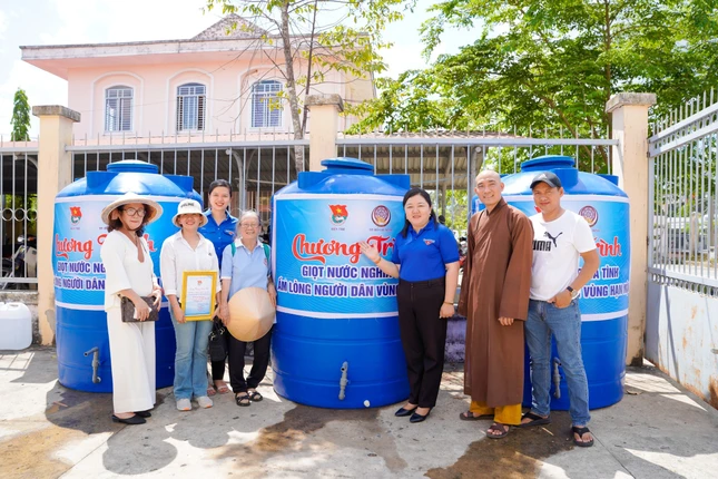 Câu lạc bộ Hạnh Nguyện tặng 3 bồn chứa nước loại 2.000 lít - Ảnh: H.N