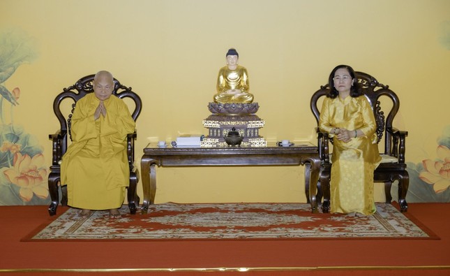 Bà Nguyễn Thị Lệ chúc mừng Đại lễ Phật đản Phật lịch 2568 đến Trưởng lão Hòa thượng Phó Pháp chủ, Chủ tịch Hội đồng Trị sự - Ảnh: Đăng Huy