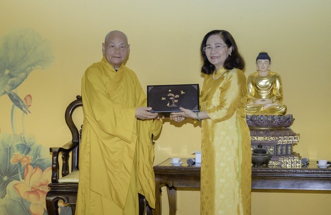 Bà Nguyễn Thị Lệ trao quà lưu niệm nhân chuyến thăm - Ảnh: Đăng Huy