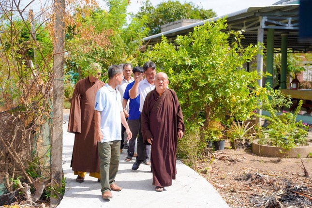 Con đường bê-tông làm thay đổi diện mạo nông thôn của địa phương Con đường bê-tông làm thay đổi diện mạo nông thôn của địa phương