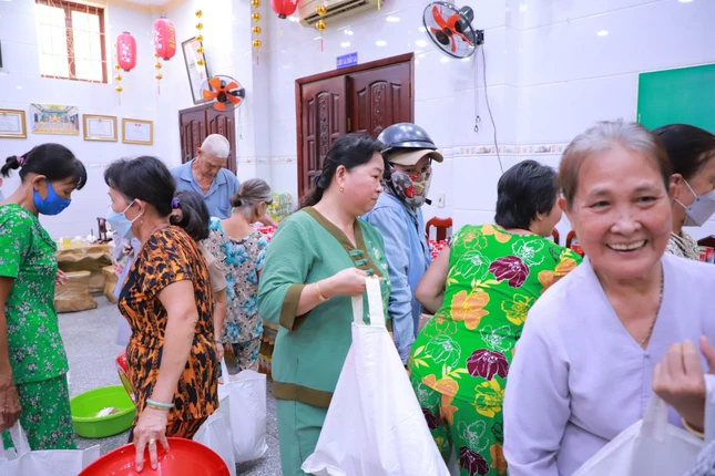 Nhiều nụ cười hoan hỷ khi được nhận những chia sẻ thiết thực