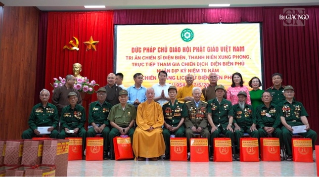 Đức Pháp chủ chụp ảnh lưu niệm cùng cựu chiến binh