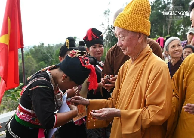 Thăm hỏi các Phật tử Điện Biên