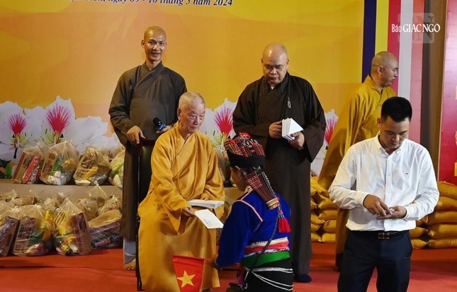 Đức Pháp chủ trao quà đến bà con