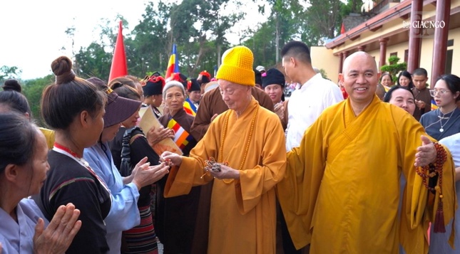 Thăm hỏi và khích lệ Phật tử các dân tộc