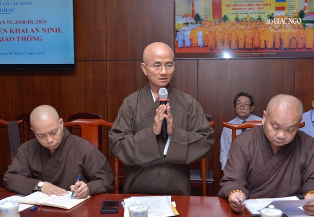Thượng tọa Thích Thiện Quý chủ trì buổi họp