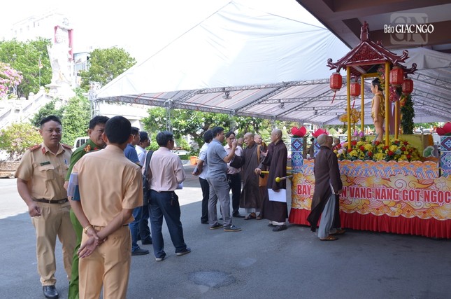 Khảo sát thực tế các kiệu hoa trong lễ rước Đức Phật đản sinh, tại Việt Nam Quốc Tự