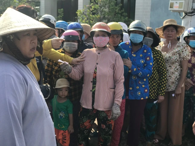 Bà con đến nhận nước lọc - Ảnh: T.N