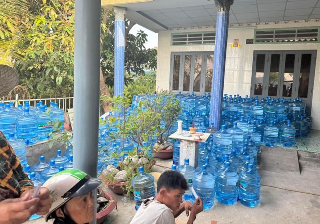 800 bình nước lọc được tặng đến bà con H.Gò Công Đông