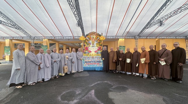 Chư tôn đức khảo sát khu vực tổ chức tiệc chay gây quỹ, tại Việt Nam Quốc Tự