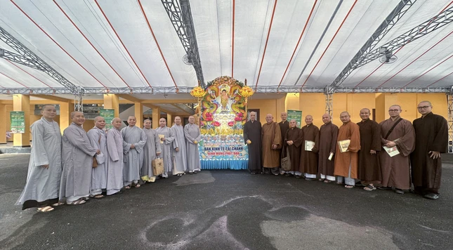 Chư tôn đức khảo sát khu vực tổ chức tiệc chay gây quỹ, tại Việt Nam Quốc Tự Chư tôn đức khảo sát khu vực tổ chức tiệc chay gây quỹ, tại Việt Nam Quốc Tự