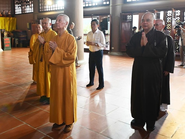 Đức Pháp chủ lễ Phật tại chùa Linh Quảng tọa lạc trên đồi Tông Khao