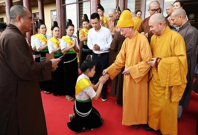 Các Phật tử dân tộc bày tỏ niềm cung kính trước Đức Pháp chủ về thăm Điện Biên