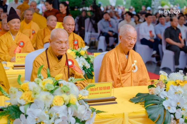 Đức Pháp chủ GHPGVN - Đại lão Hòa thượng Thích Trí Quảng; Trưởng lão Hòa thượng Thích Thiện Nhơn, Phó Pháp chủ Hội đồng Chứng minh, Chủ tịch Hội đồng Trị sự