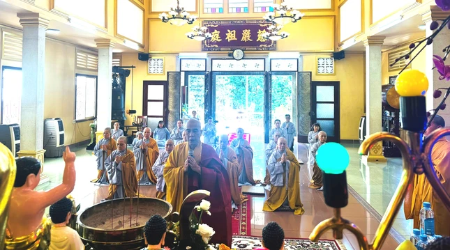 Thượng tọa Thích Quảng Chơn thực hiện các nghi thức thiền môn