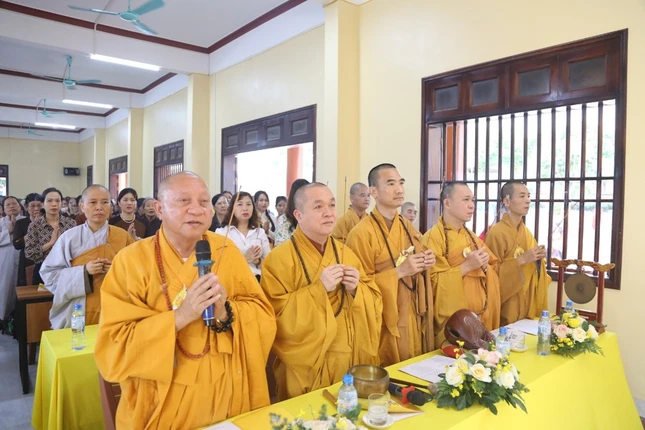 Chư tôn đức niêm hương cử hành Đại lễ Phật đản