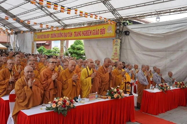 Chư tôn đức đảnh lễ Tam bảo