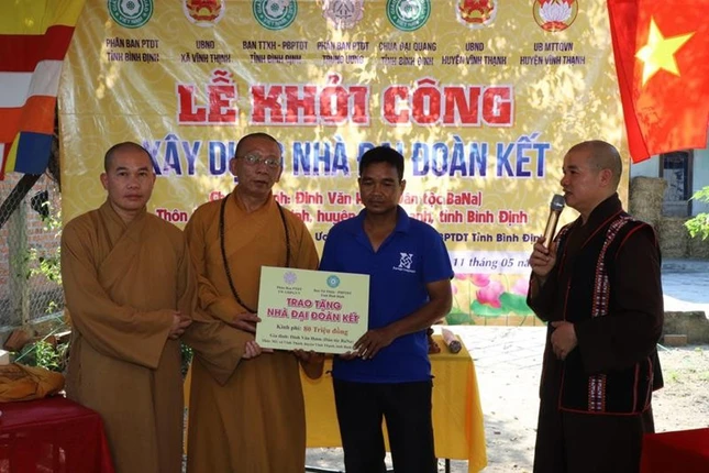 Trao bảng tại trợ xây dựng nhà đại đoàn kết đến gia đình ông ông Đinh Văn Hươn