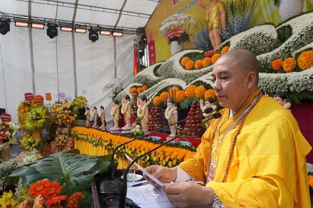 Thượng tọa Thích Thanh Trung đọc Thông điệp của Đức pháp chủ GHPGVN