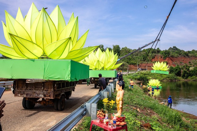 7 đóa sen được hạ thủy thể hiện cho những tâm nguyện cao đẹp dâng lên cúng dường chư Phật 7 đóa sen được hạ thủy thể hiện cho những tâm nguyện cao đẹp dâng lên cúng dường chư Phật