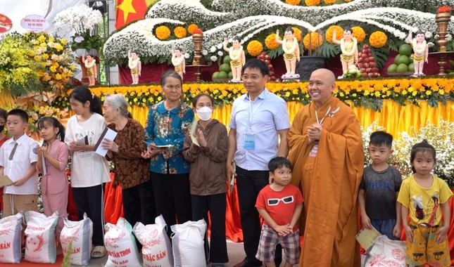 Ban Trị sự GHPGVN Q.Long Biên đã trao tặng 80 phần quà từ thiện