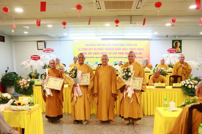 Ghi nhận sự đóng góp của chư tôn đức Ban Chủ nhiệm Ghi nhận sự đóng góp của chư tôn đức Ban Chủ nhiệm