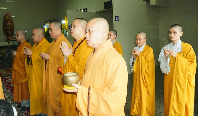 Chư Tăng Ni đến viếng tang, cầu nguyện Chư Tăng Ni đến viếng tang, cầu nguyện