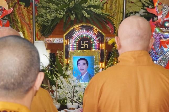 Trước Linh đài nhạc sĩ Giác An