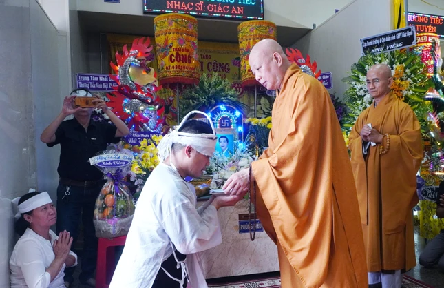 Hòa thượng Thích Lệ Trang thay mặt Giáo hội TP.HCM và chư tôn đức chia sẻ với tang quyến về sự mất mát lớn lao này Hòa thượng Thích Lệ Trang thay mặt Giáo hội TP.HCM và chư tôn đức chia sẻ với tang quyến về sự mất mát lớn lao này