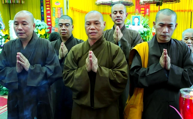 Ban Văn hóa GHPGVN TP.HCM viếng tang - Ảnh: Tuệ Đạt Ban Văn hóa GHPGVN TP.HCM viếng tang - Ảnh: Tuệ Đạt