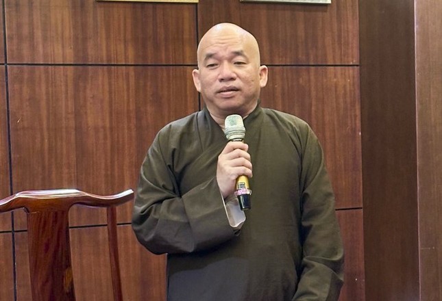 Thượng tọa Thích Nhật Thiện đóng góp ý kiến tại buổi họp