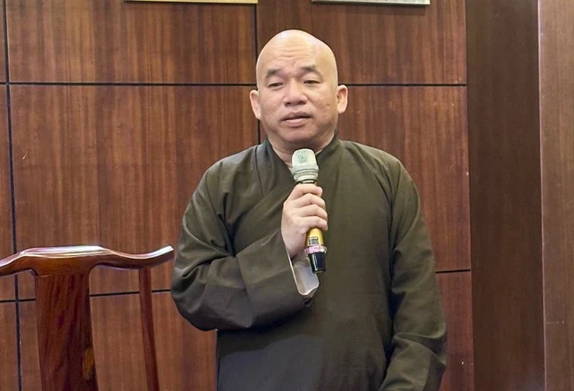 Thượng tọa Thích Nhật Thiện đóng góp ý kiến tại buổi họp