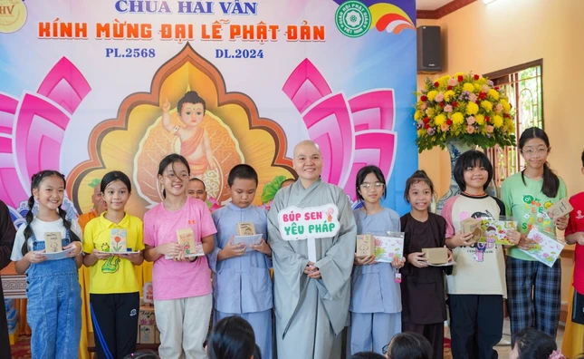 Sư cô Thích nữ Huệ Trí trao thưởng cho các em tại hội thi