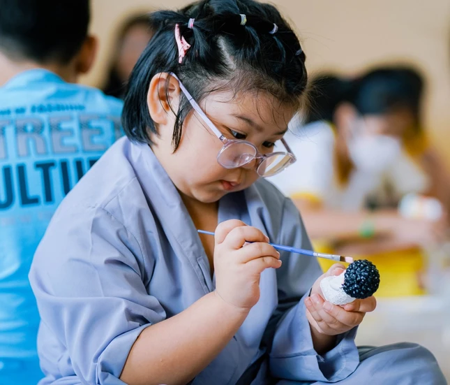 Em tô tượng Đức Phật sơ sinh