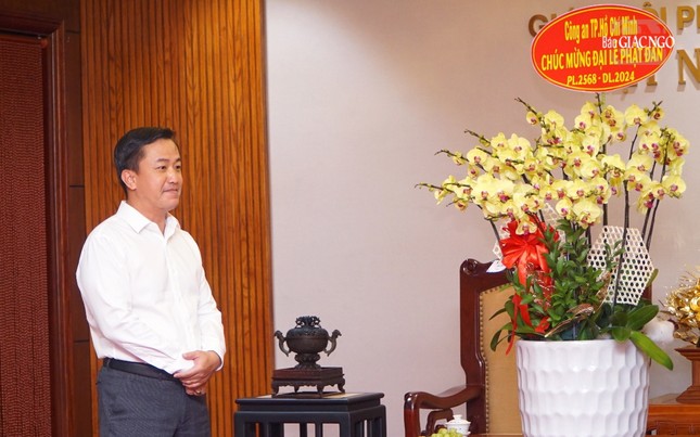 Đại tá Bùi Công Tú chúc mừng Phật đản đến chư tôn đức Ban Trị sự TP.HCM Đại tá Bùi Công Tú chúc mừng Phật đản đến chư tôn đức Ban Trị sự TP.HCM