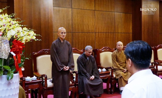 Thượng tọa Thích Thiện Quý cảm ơn đoàn đại diện công an TP.HCM Thượng tọa Thích Thiện Quý cảm ơn đoàn đại diện công an TP.HCM