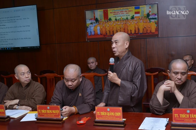 Thượng tọa Thích Quảng Chơn, Trưởng ban Nghi lễ Phật giáo TP.HCM phát biểu tại buổi họp