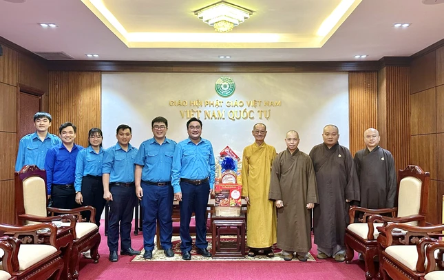 Ông Ngô Minh Hải Bí thư Thành đoàn TP.HCM, Chủ tịch Hội Liên hiệp Thanh niên VN TP.HCM chụp ảnh lưu niệm cùng chư tôn đức Ông Ngô Minh Hải Bí thư Thành đoàn TP.HCM, Chủ tịch Hội Liên hiệp Thanh niên VN TP.HCM chụp ảnh lưu niệm cùng chư tôn đức