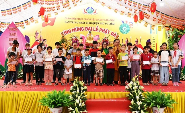 Ban Trị sự GHPGVN Q.Bắc Từ Liêm đã trao tặng 40 suất quà Ban Trị sự GHPGVN Q.Bắc Từ Liêm đã trao tặng 40 suất quà