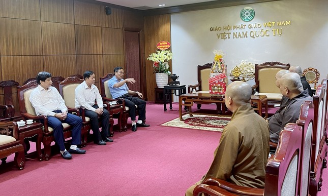 Ông Nguyễn Duy Tân chia sẻ nhiều câu chuyện liên quan công tác tôn giáo - Ảnh: M.T