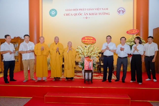 Trung tướng Lê Hồng Nam, Giám đốc Công an TP.HCM chúc mừng Phật đản đến Trưởng lão Hòa thượng Chủ tịch Hội đồng Trị sự Trung tướng Lê Hồng Nam, Giám đốc Công an TP.HCM chúc mừng Phật đản đến Trưởng lão Hòa thượng Chủ tịch Hội đồng Trị sự