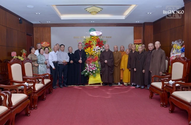 Tổng Giám mục Giuse Nguyễn Năng trao hoa chúc mừng Phật đản đến chư tôn đức Ban Trị sự GHPGVN TP.HCM Tổng Giám mục Giuse Nguyễn Năng trao hoa chúc mừng Phật đản đến chư tôn đức Ban Trị sự GHPGVN TP.HCM