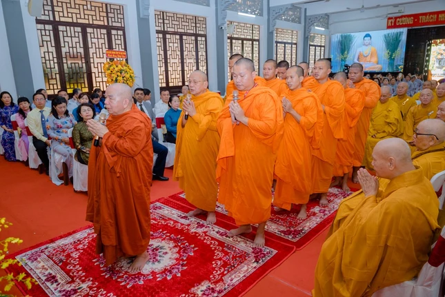 Hòa thượng Thích Thiện Tâm chủ trì khóa lễ theo nghi thức Phật giáo Nam tông