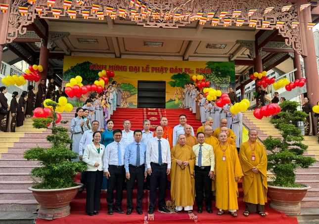 Phái đoàn lãnh đạo Thành ủy TP.HCM chụp ảnh lưu niệm cùng chư tôn đức Hội đồng Trị sự, tại thiền viện Quảng Đức - Văn phòng II T.Ư