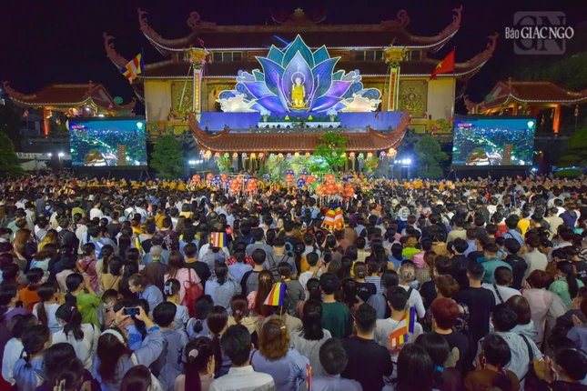 Hàng ngàn Phật tử tham gia rước Đức Phật đản sinh và Lễ Tắm Phật tại Việt Nam Quốc Tự